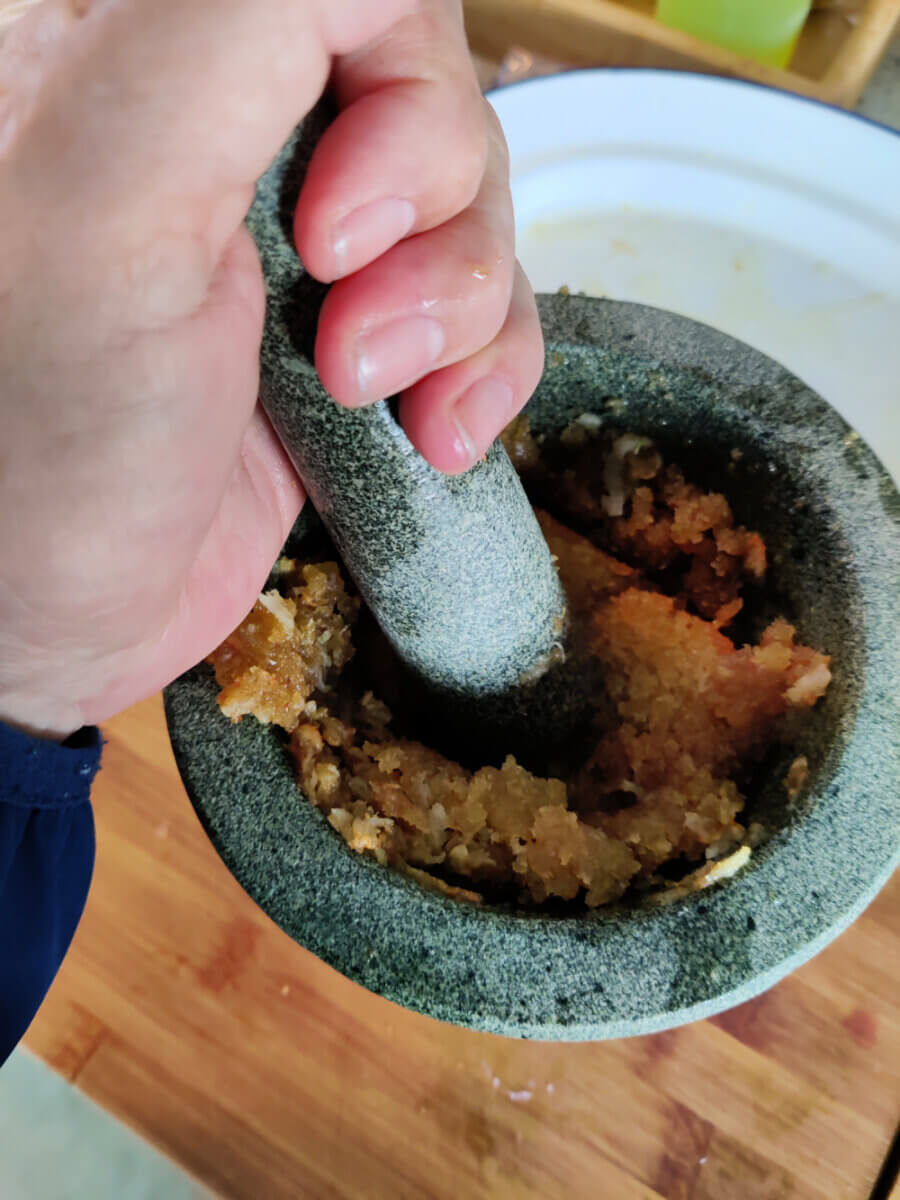 making the picada in mortar and pestle